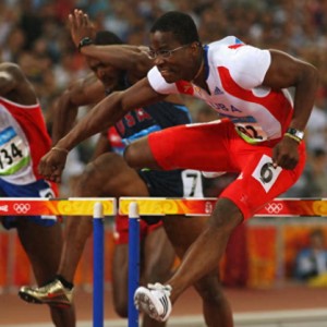 刘翔劲敌罗伯斯近况！标准爱国青年 定居哈瓦那当主播经营农场酒吧|古巴|伊朗女足|移民|收入|体坛_新浪体育_新浪新闻